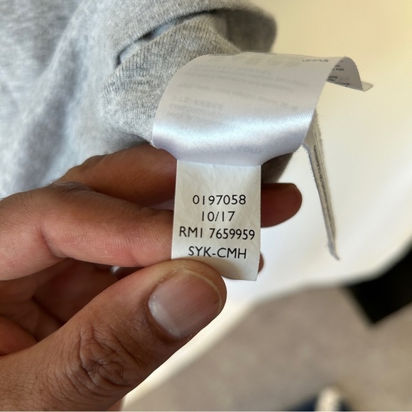 Tommy Hilfiger Women’s Grey V-Neck T-Shirt Size XS - Picture 7 of 9